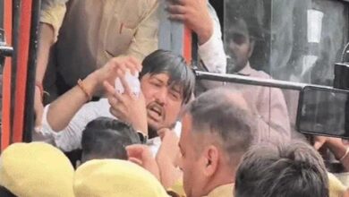 Photo of ‘सीएम हमारे भगवान है..’ सीएम योगी को जल चढ़ाने आए थे छात्र कांवड़िए, पुलिस ने रोका