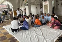 Photo of अवैध कब्जा हटाने गई सरकारी टीम पर ही FIR,लेखपालों और नायब तहसीलदारों ने FIR खत्म करने को लेकर दिया धरना