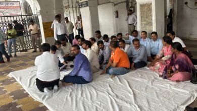 Photo of अवैध कब्जा हटाने गई सरकारी टीम पर ही FIR,लेखपालों और नायब तहसीलदारों ने FIR खत्म करने को लेकर दिया धरना