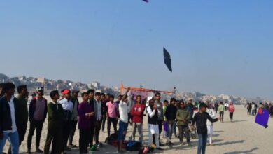 Photo of काशी में पतंग प्रतियोगिता: चौथी पतंग कटते ही गंगा के उस पार रेती पर गूंजा भक्काटे और हर हर महादेव…