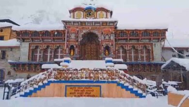 Photo of बदरीनाथ धाम में दो फिट तक जमी बर्फ, लगातार बर्फबारी