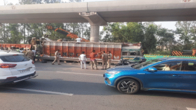 Photo of आगरा में भीषण हादसा: ट्रकों में हुई जोरदार टक्कर, केबिन में घुस गईं सरियां